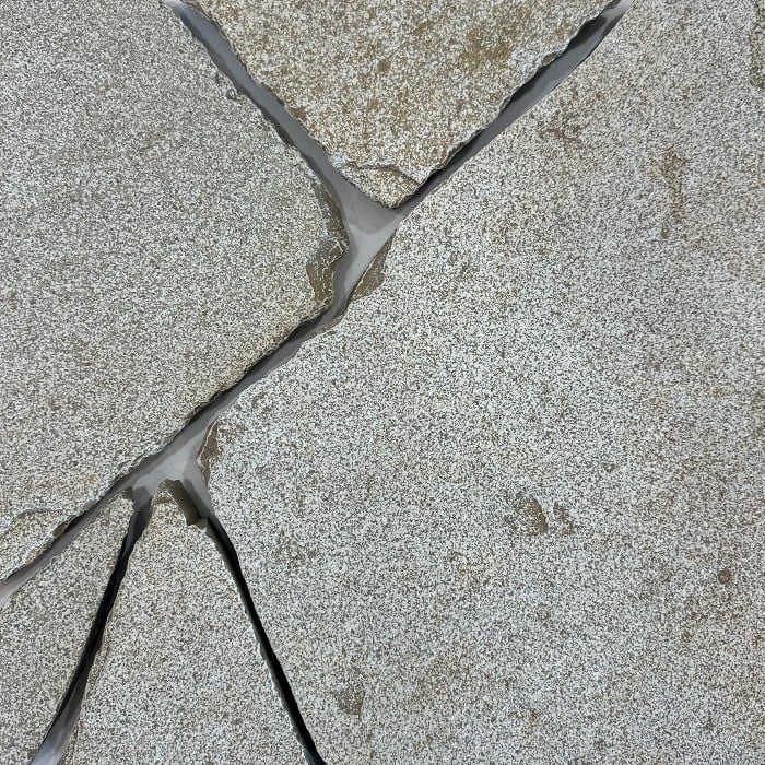 The Peela light shotblasted and tumbled crazy paver is characterised by its soft taupe colour with warm and earthy browns that are present throughout.